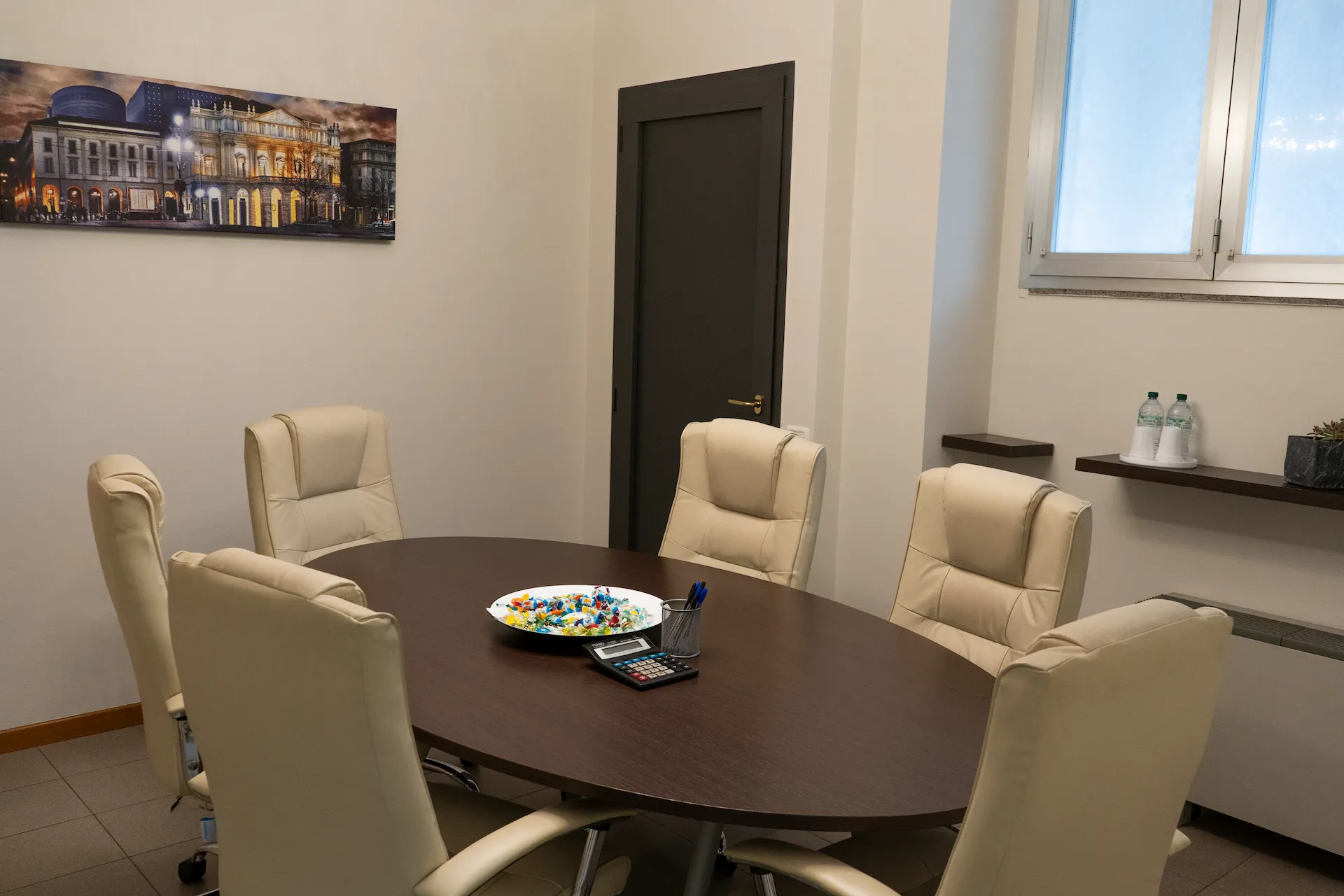 Sala riunioni con sedie di colore beige disposte in un ambiente luminoso e accogliente.